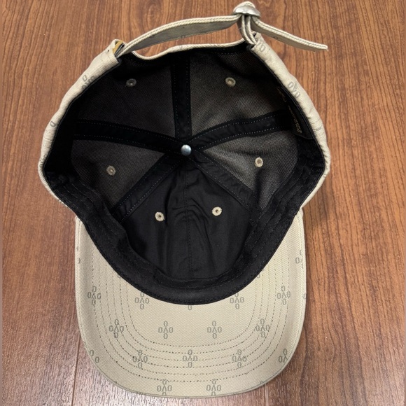 - Great condition 
- Adjustable strap
- Monogram design all over 
- Tan colour - Picture 5 of 5